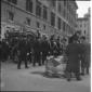 Carrozza funebre scortata da carabinieri e polizia ...