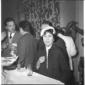Una donna con un cappellino colta vicino ad un buf ...