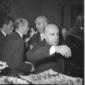 Angelini colto vicino ad un buffet; piano medio
