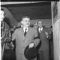 Giovanni Leone e la moglie colti nel corridoio di  ...
