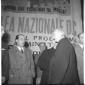 Segni e Tambroni sul palco, tra altre persone - pi ...