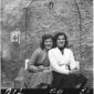 Due giovani donne sorridenti, sedute affiancate in ...