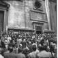 Una folla di gente sulle scale della chiesa di S.  ...