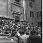 Una folla di gente sulle scale della chiesa di S.  ...