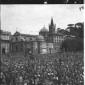 Piazza del Popolo gremita di folla; sullo sfondo S ...