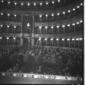 Teatro dell'opera gremito di gente - campo lungo