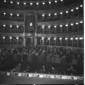 Teatro dell'opera gremito di gente - campo lungo