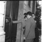 Un uomo che apre la porta a Sturzo. Dietro di lui  ...