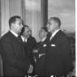 In primo piano Aldo Moro che discute con un politi ...