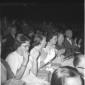 Ragazze elegantemente vestite sedute in platea app ...