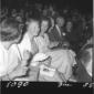 Ragazze elegantemente vestite sedute in platea; pi ...