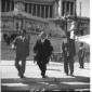 Tupini scende le scale del Vittoriano accompagnato ...