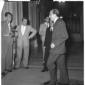 Andreotti colto mentre attraversa un  corridoio de ...