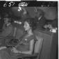 Una donna seduta in platea con le cuffie ascolta l ...