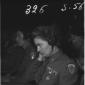 Due donne in divisa militare ascoltano con le cuff ...