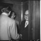Gonella e due politici all'interno dell'ascensore; ...