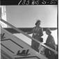Due donne colte sulla scaletta di un aereo della L ...