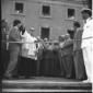 Un prete benedice l'evento dell'inaugurazione del  ...