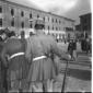 Alcuni soldati in divisa d'epoca colti di spalle n ...