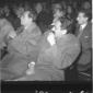 Un uomo con i baffi, seduto in platea, ascolta gli ...