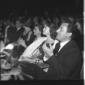 Alberto Sordi applaude in platea - piano americano