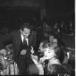 Alberto Sordi in platea si intrattiene con alcuni  ...