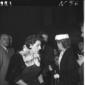 Anna Magnani all'esterno del teatro - piano medio