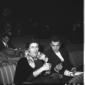 Anna Magnani mangia una caramella seduta in platea ...