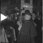 Il Cardinale impartisce la benedizione; alle sue s ...