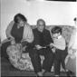 Tupini e la sua famiglia sul divano; totale