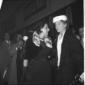 Anna Magnani con una donna all'esterno del teatro  ...