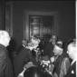 L'ambasciatrice Luce Boothe stringe la mano al car ...