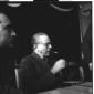 Martino fuma una sigaretta; piano medio