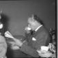 Martino beve un caff al bar mentre legge il giorn ...