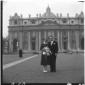 Coppia di sposi posa in piazza S. Pietro. Sullo sf ...