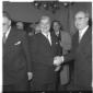 Saragat  stringe la mano  a Bevan. Piano americano