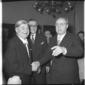 Saragat  stringe la mano  a Bevan. Piano americano