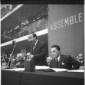 Un uomo tiene un discorso all'assemblea dellConfin ...