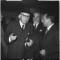 Alberto Pirelli, con il cappello, si intrattiene c ...
