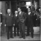 Nixon davanti all'ingresso del Senato, accanto a l ...