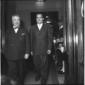 Nixon entra al Senato Italiano, accanto a lui una  ...