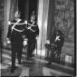 Due corazzieri camminano in una sala del Quirinale ...