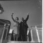 Nixon e la moglie in cima alla scaletta di un aere ...