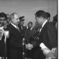 La stretta di mano tra Saragat e Nixon durante una ...