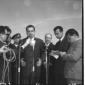 Nixon, intervistato da un gruppo di cronisti all'a ...