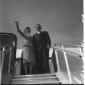 Nixon e la moglie, in cima alla scaletta di un aer ...