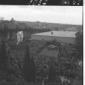 Vista dall'alto delle Fosse Ardeatine con la folla ...