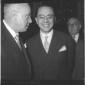 Sandulli sorridente conversa con alcuni colleghi i ...