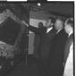 Nixon e Taviani osservano una gigantografia in una ...