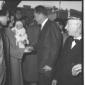 Nixon, salutato da un gruppo di romani, stringe la ...